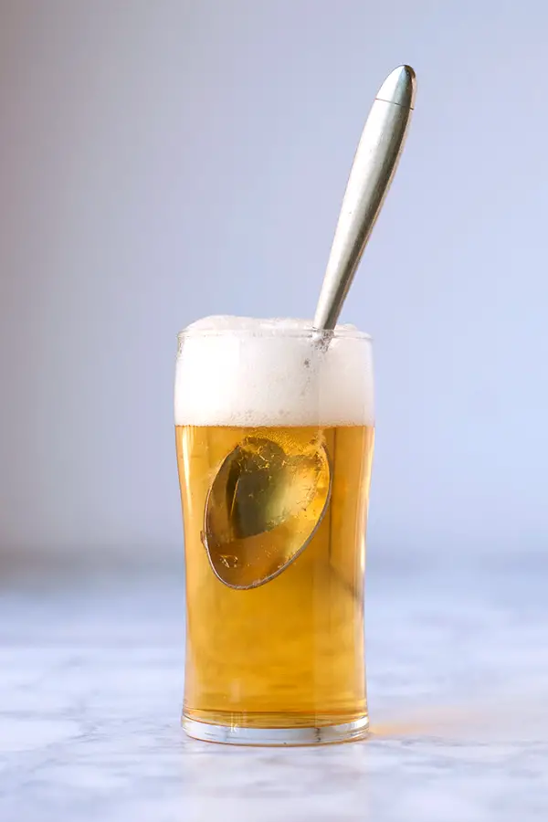 Apple Jelly "Beer"- this non-alcoholic apply jelly "beer" is made with just a few simple ingredients and looks JUST. LIKE. BEER. It is easy, fun, and quick to make. 