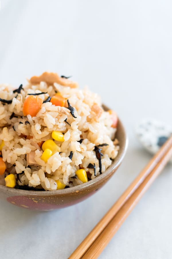 Bowl of tuna takikomi rice with carrots, hijiki, corn, and tuna.