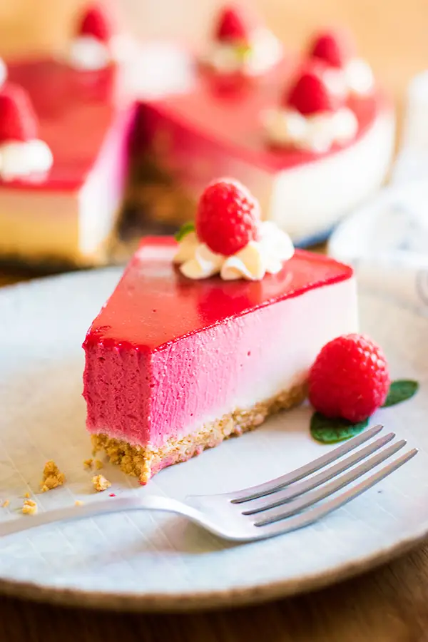 A perfect pink ombré cheesecake that doesn't require any baking! This cheesecake is colored completely naturally, with freeze dried raspberries! Naturally colored Pink ombre raspberry cheesecake. A Japanese style rare cheesecake make with a yogurt base.