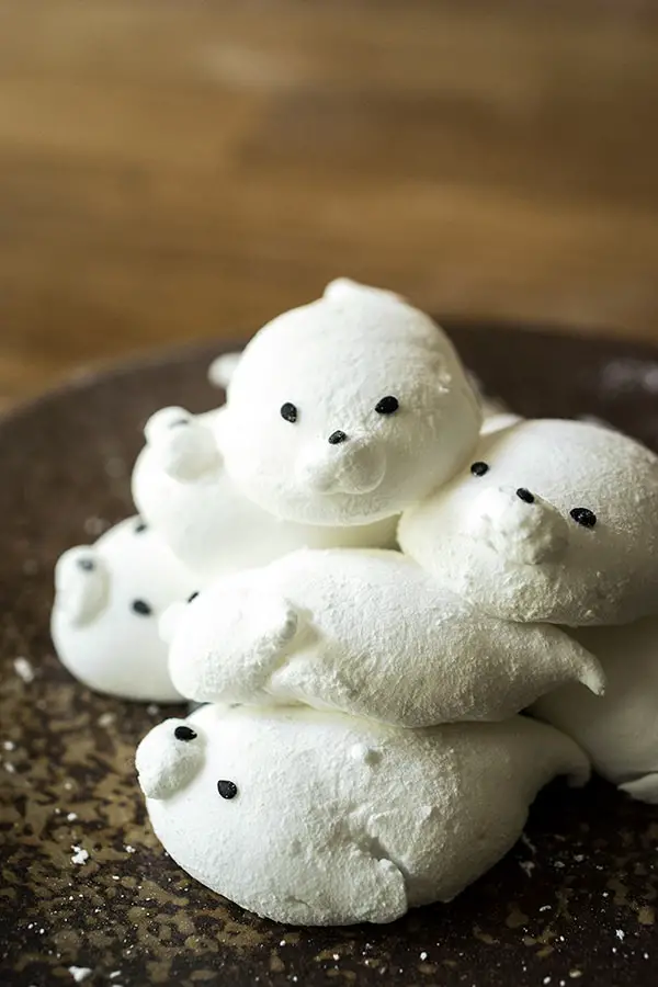 Cute marshmallow Baby Seals made with pipeable marshmallow