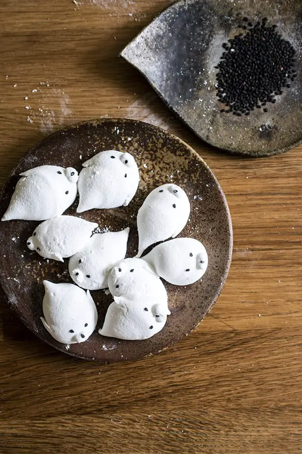 Pictures of Marshmallow: Make cute marshmallow baby seals with pipeable marshmallow