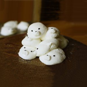 Cute baby marshmallow seals recipe with piping marshmallow