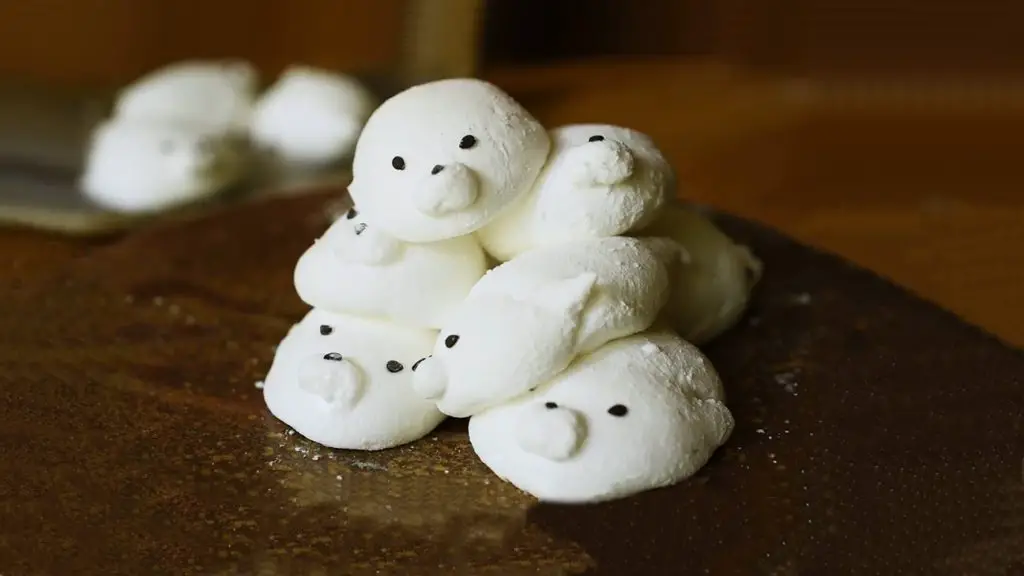 Cute marshmallow baby seals made with pipeable marshmallow.
