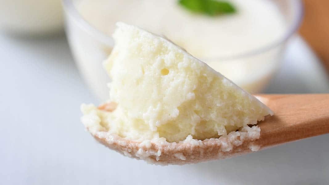 Creamy apple compote mousse recipe with chunks of apple, whipped cream, lemon juice, sugar and Greek yogurt.