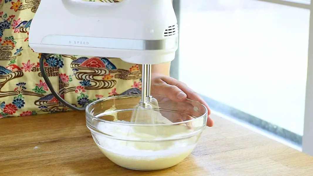 Blending apples and creamy mixture for the apple compote mousse recipe.