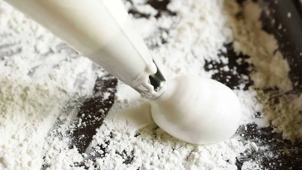 Baby seals are the cutest, and this marshmallow version is SO kawaii! Using just a few ingredients, you can create these squishy cute marshmallows at home! kawaii marshmallow animals: Using pipeable marshmallow to make cute kawaii baby marshmallow seals